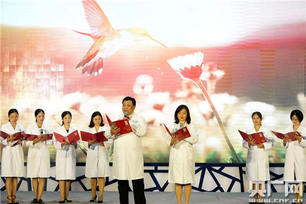 “让生命踏歌而行”诗歌朗诵会在广州举行