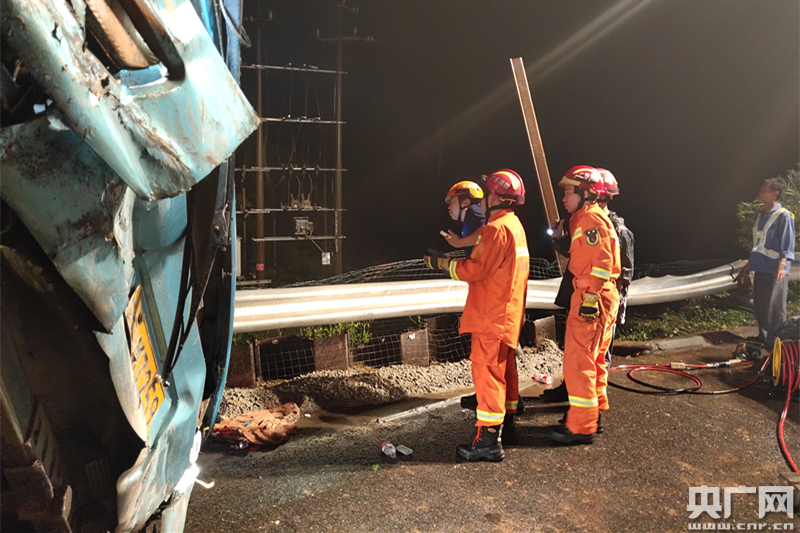 广东一大客车在阳江境内高速侧翻 致7死11伤