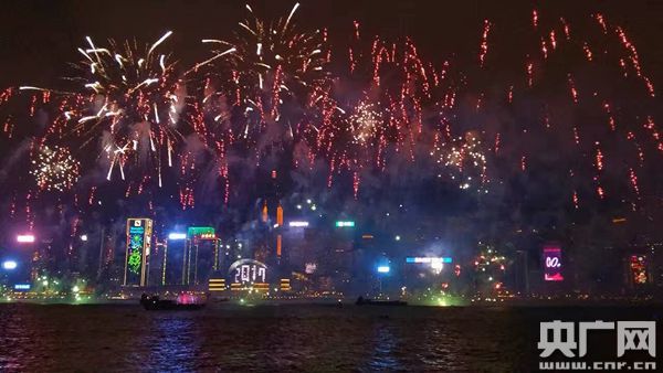 香港举行烟花汇演迎接2017新年