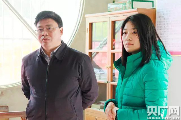 龙川县委书记黄添胜到麻布岗镇红阳村看望驻村干部张曼