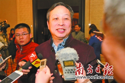 广东头条 浦金辉举例说,如今医疗专家门诊挂号费约7元,护士通宵值班