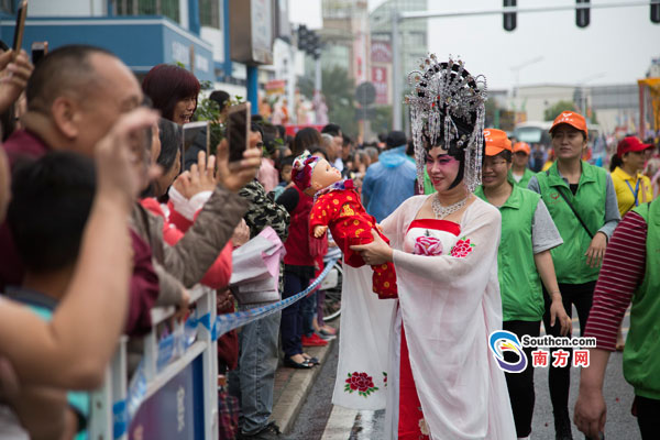 这个民俗有500年历史了,今天在东莞茶山闪亮登