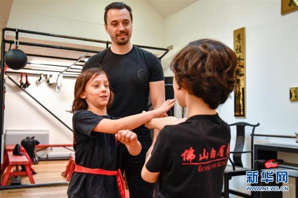 法国小伙恋上佛山白眉拳 在巴黎开武馆收徒