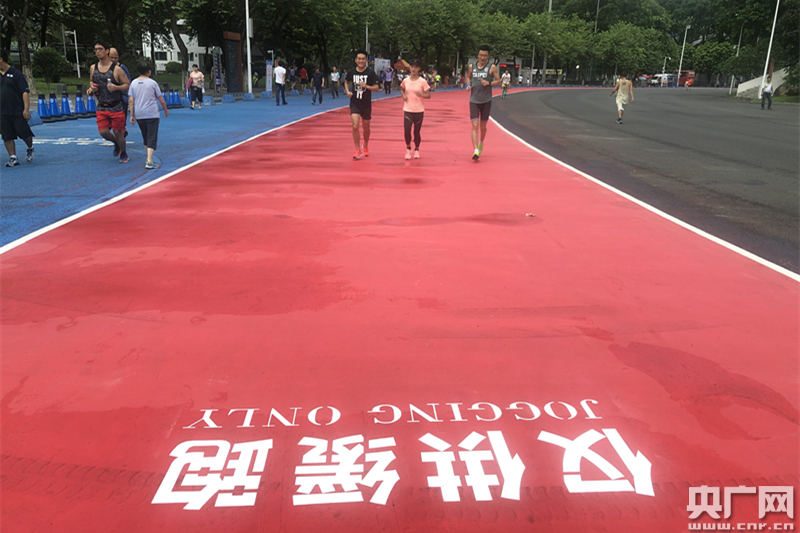 世界首条大型运动场外围塑胶跑道正在广州实现(图2)