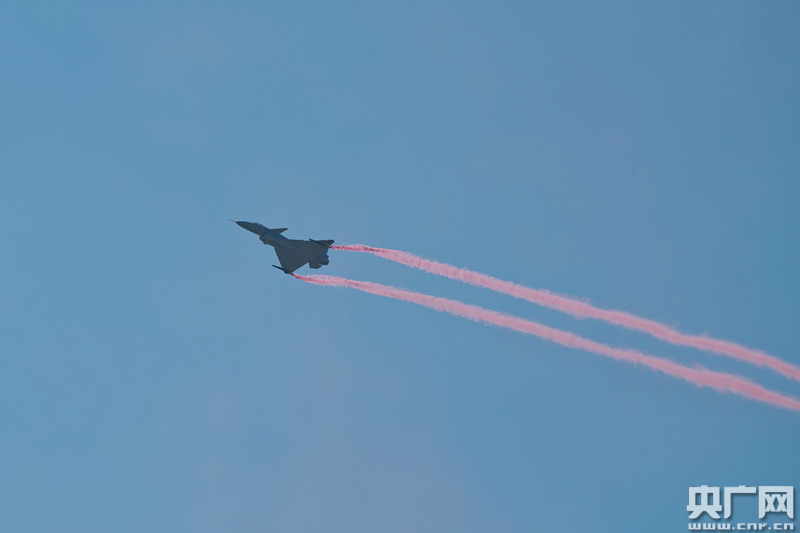 燃爆!2018珠海航展开幕 歼-20等明星战机震撼