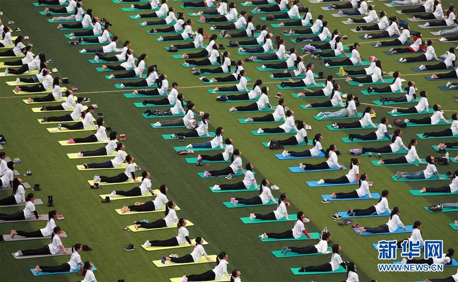 广西桂林千人练瑜伽 呼吁公众关注艾滋病
