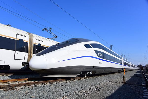中国第一辆时速250公里纵向卧铺动车组"crh2e-2463"抵达北京环行铁道