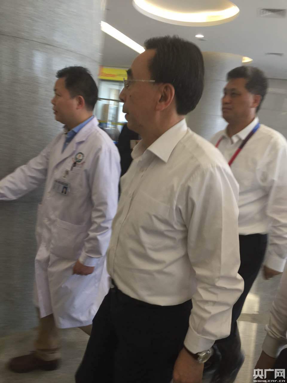 广东省省长朱小丹、深圳市委书记马兴瑞到达医院探望田泽明_央广网