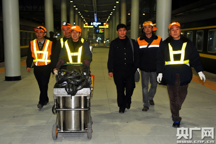 春运路上的养护人:钢轨涂油工