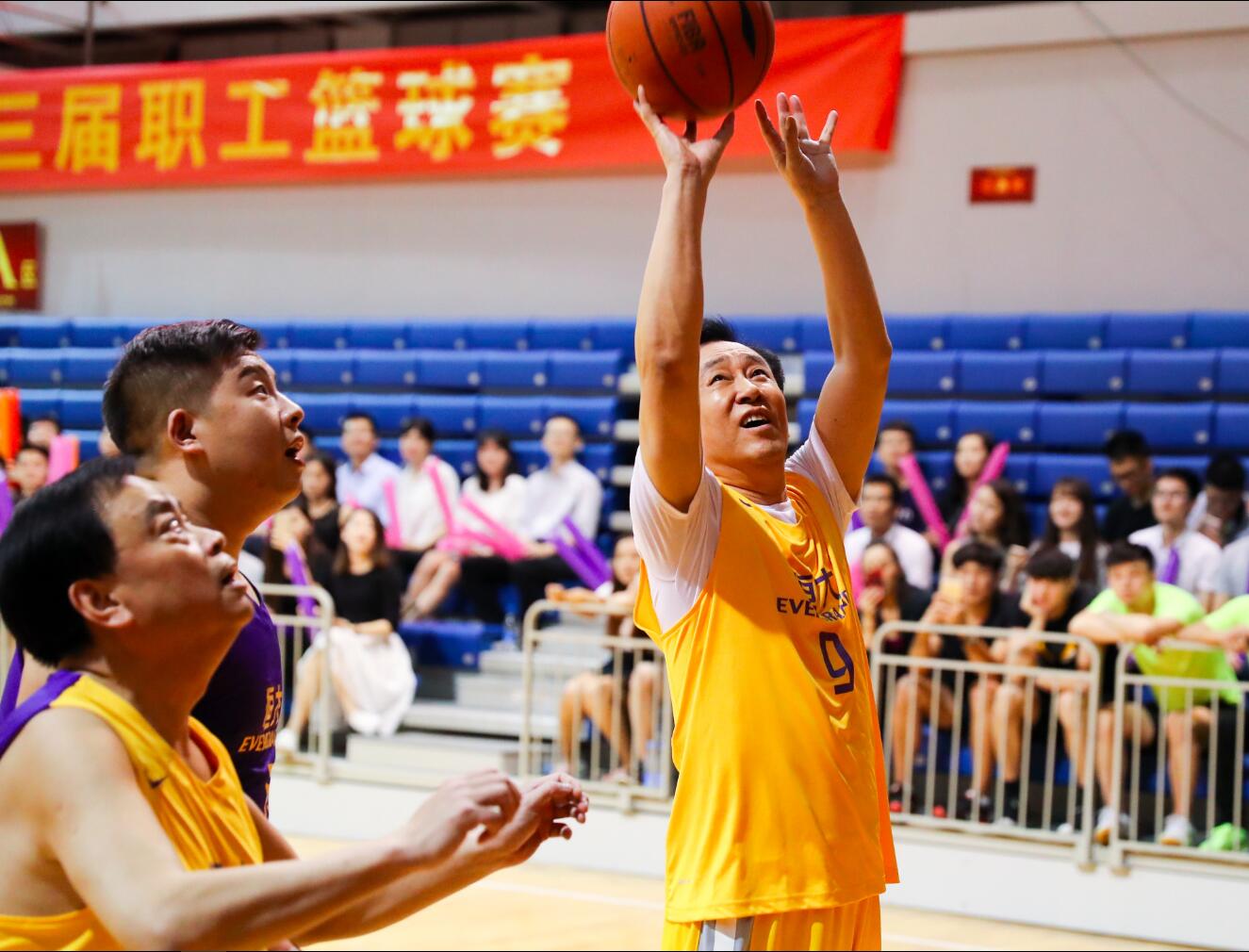 职工篮球赛许家印登场 透露恒大三球蓝图