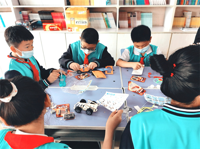 方正县会发镇中心小学校的孩子们在“希望小屋”内动手完成制作.jpg