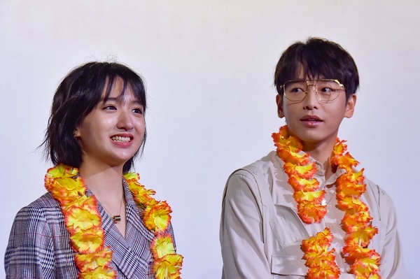 电影主演许恩怡(左,彭昱畅.央广网发 李亚 摄