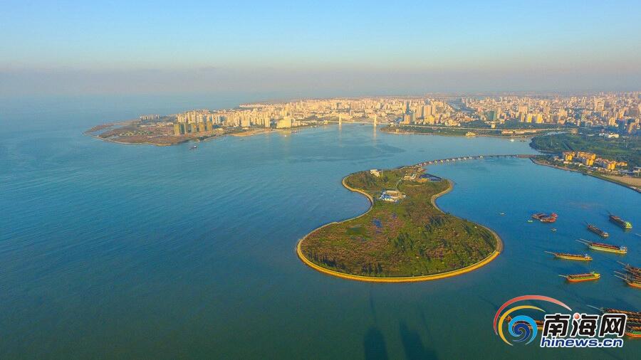 2016年11月27日,记者操控无人机在大海约500米上空"瞰"海口湾葫芦岛