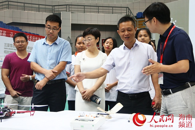 三亚市第13届科技活动月启幕 VR体验、机器人