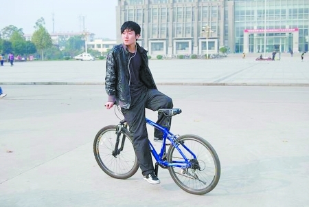 洛阳大学生倒骑自行车漂移网上走红