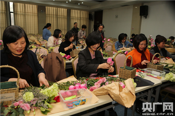 郑州市总工会举办“三八”妇女节插花艺米乐M6 M6米乐术讲座(图2)