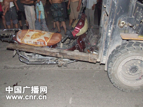 [安全]逆行摩托被叉车的螃蟹夹夹住--中国广播