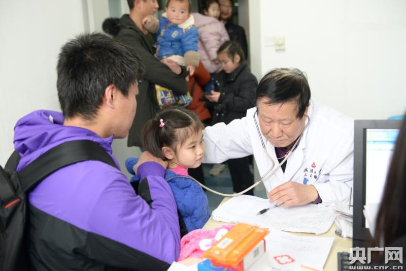 武汉大学人民医院发放惠民礼包 精准医疗帮扶