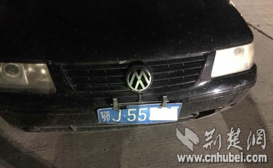 男子无证驾驶报废车用衣架挂车牌