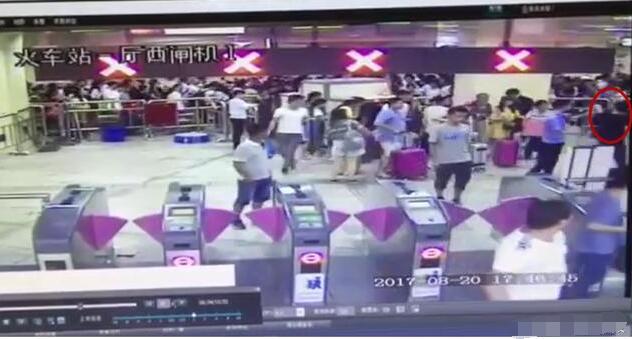 男子带防狼喷雾上地铁被拦 20秒喷完乘客狂咳