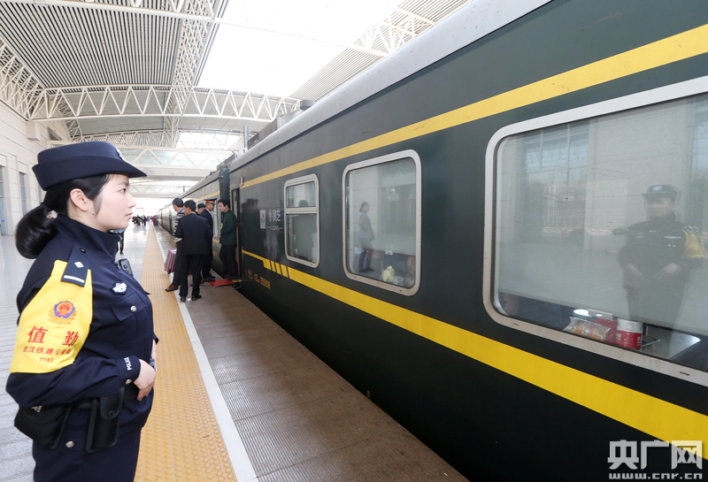 [人物特写]春运结束 回家和孩子团聚