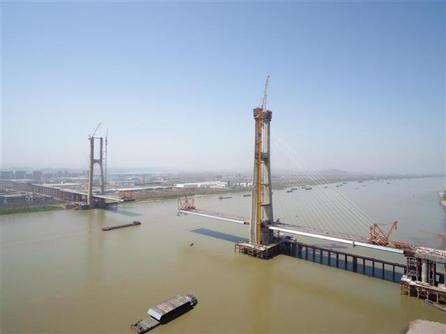 鳊鱼洲长江大桥位于长江下游河段,与福银高速公路九江长江二桥相望