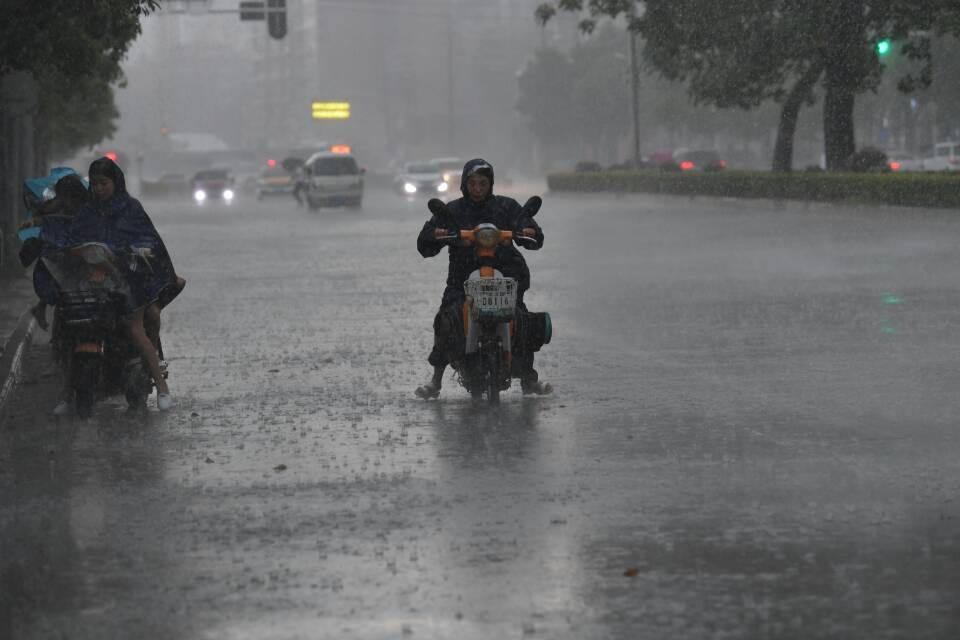 暴雨倾盆,行人躲避不及
