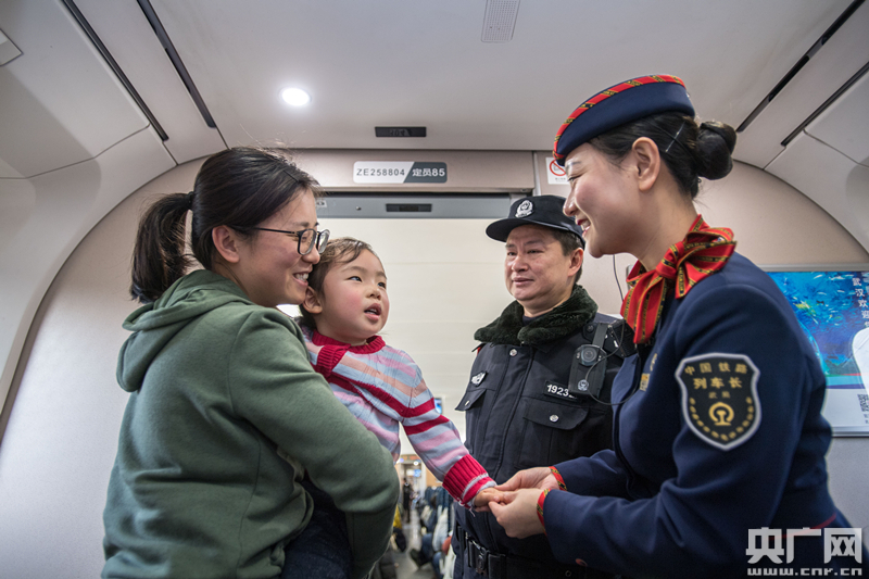 图为高铁乘警长吴云峰与列车长熊艳共同为旅客服务 央广网发 武汉铁路