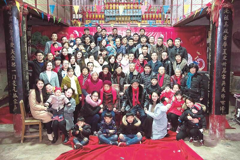 这对夫妻携手走过了78年,如今五代同堂,儿孙们共82人,自己依然身