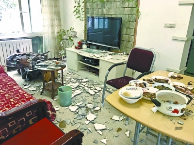 梨园小区的龚先生在家中和朋友聚餐时,客厅上方的水泥天花板突然掉落
