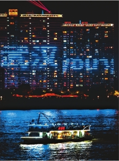 市地标晚上览尽长江之美 旅游大咖点赞武汉玩