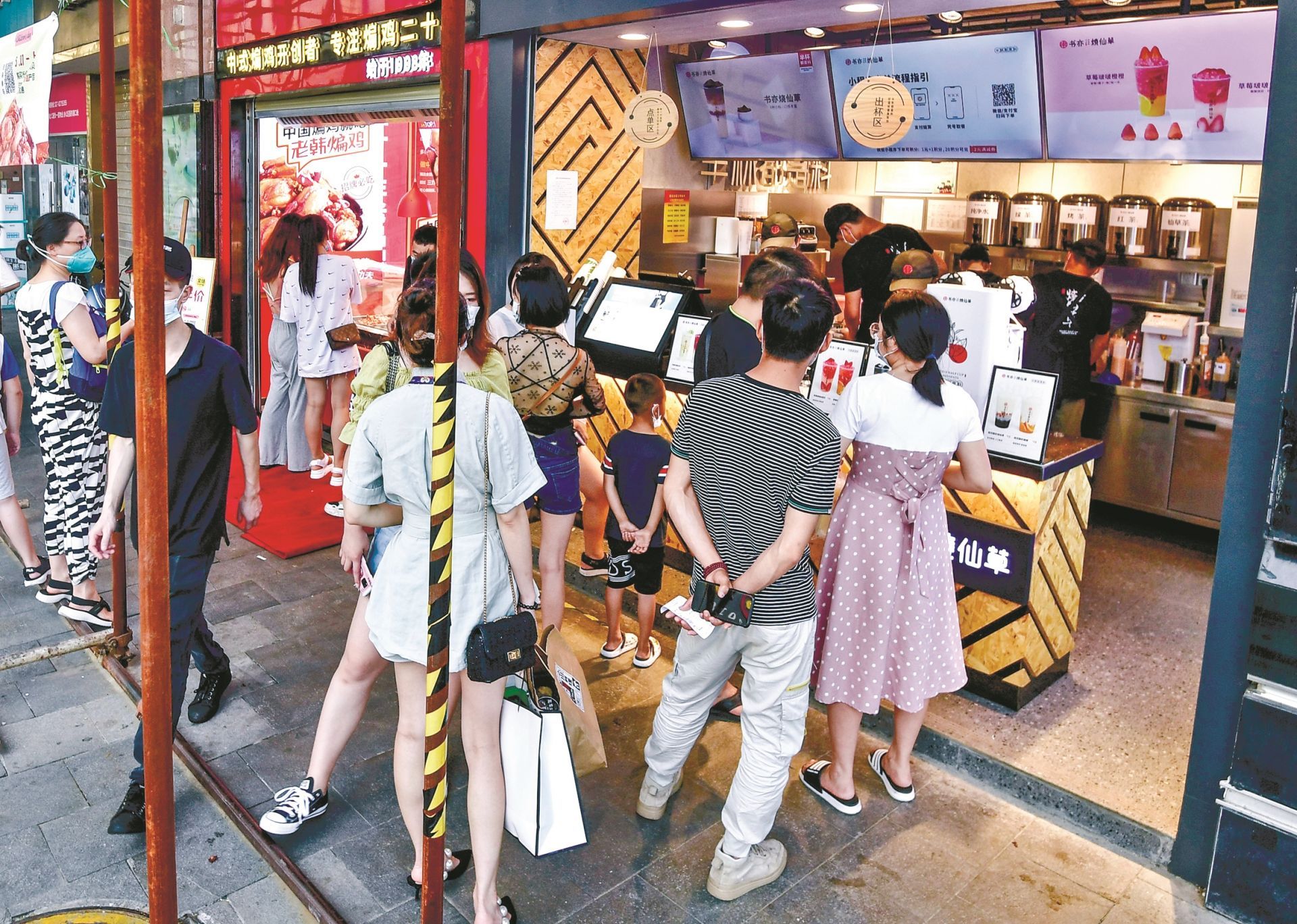 汉口花楼街,重新开业的饮品店和小吃店生意火爆