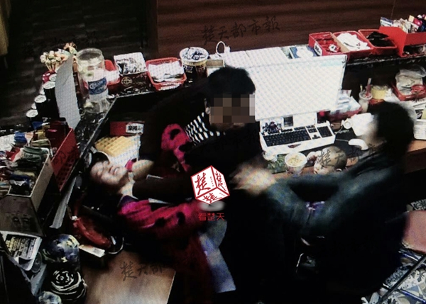 随州一男子劫持网吧女收银员 与警方对峙两小