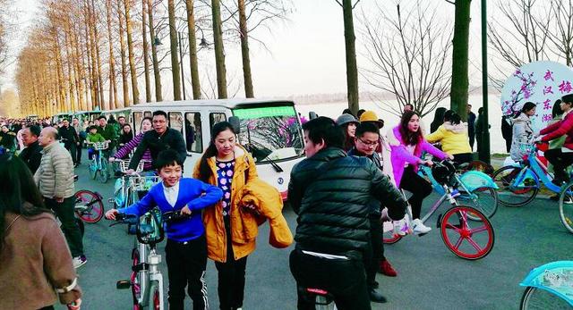 图为:东湖绿道人气爆棚(记者 严斯林 摄)