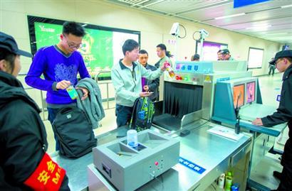 武汉地铁将全面提高安检等级 携带液体需试喝