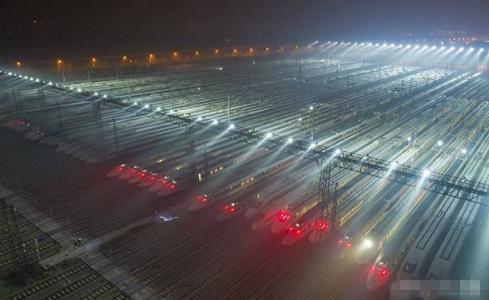 2017年1月13日凌晨,一年一度的春运开启大幕,中国高铁在武汉蓄势待发。 (记者 任勇 摄)