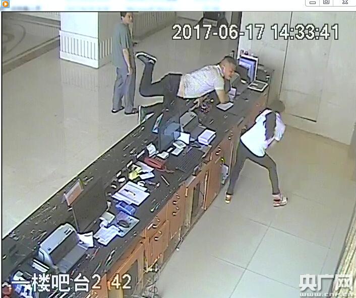 湖北黄冈:瘾君子殴打女服务员 对抗警方调查被