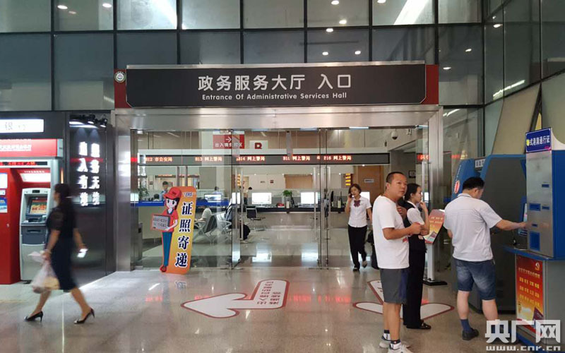 图为武汉市民之家政务服务大厅 张卓/摄
