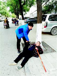 路遇爹爹摔倒在地 想帮忙又怕被碰瓷:市民拍照留证后合力扶起老人_央广网