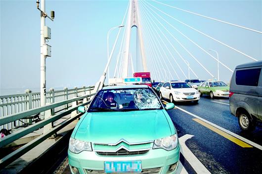 武汉两座大桥斜拉索掉冰凌 相关部门称暂无较