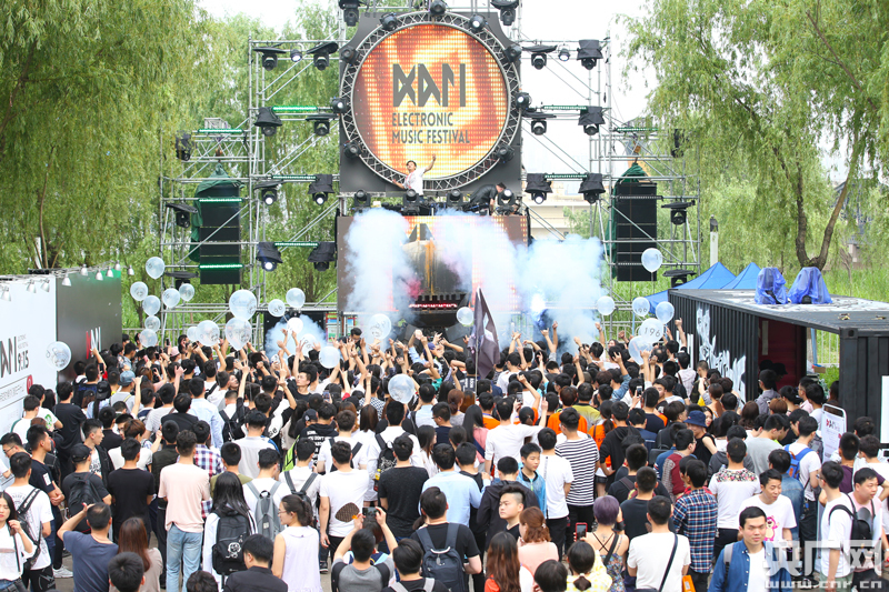 武汉首届国际斗鱼直播节启幕 15万粉丝汉口江