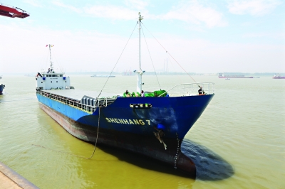 武汉迎来首艘直航外籍货轮 从日本进口的机床