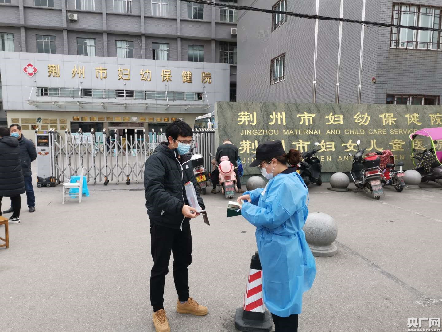图为:辅警把办好的户口证明直接送到了村民所在的医院 央广网发 荆州