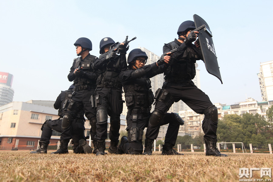 日前,武汉铁路公安处特警支队强化日常训练苦练精兵,进行了战术队形