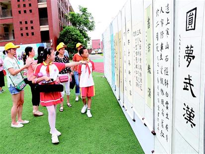 湖北各地萌娃花式过六一