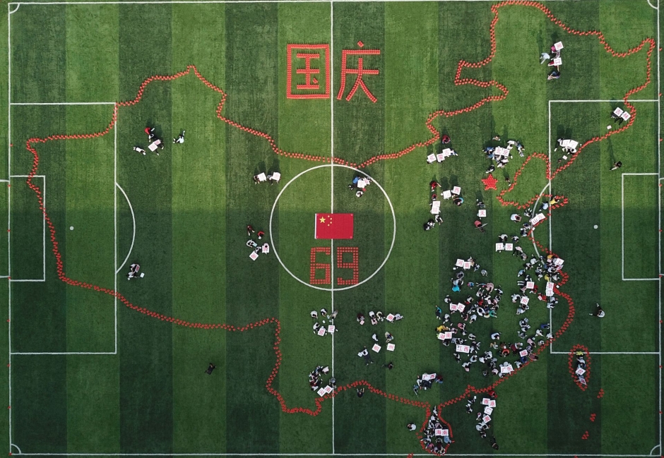 老师们用数百个橙色锥形筒,在操场上摆出了中国地图的形状,240余个图片