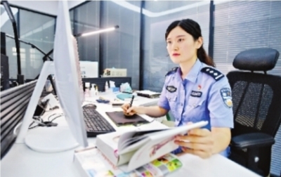 武汉一女警凭一张旧照片画出逃犯三十年后相貌