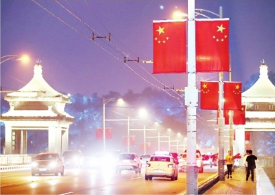 满城尽带中国红 国旗扮靓江城迎国庆
