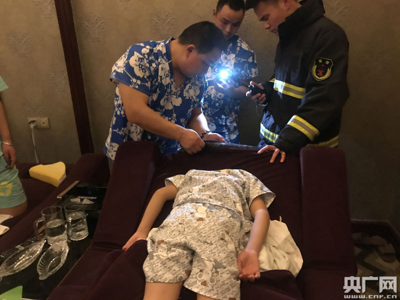 湖北襄阳:熊孩子花式卡沙发洞 全程淡定等救