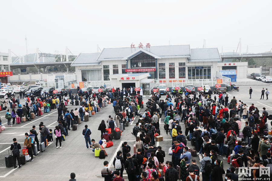 图为:3月24日,务工人员在红安西站准备搭乘高铁专列返岗复工.
